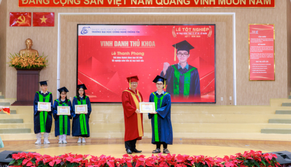 Không ngừng bước tới: Hành trình chạm đến danh hiệu Thủ khoa của Lê Thanh Phong