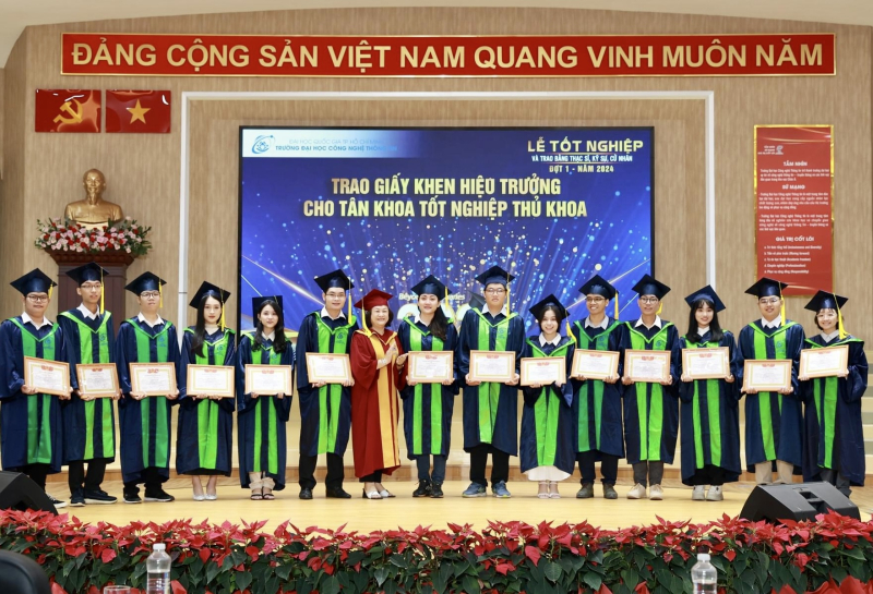 Hiệu trưởng dặn dò sinh viên trong Lễ tốt nghiệp nhiều cảm xúc